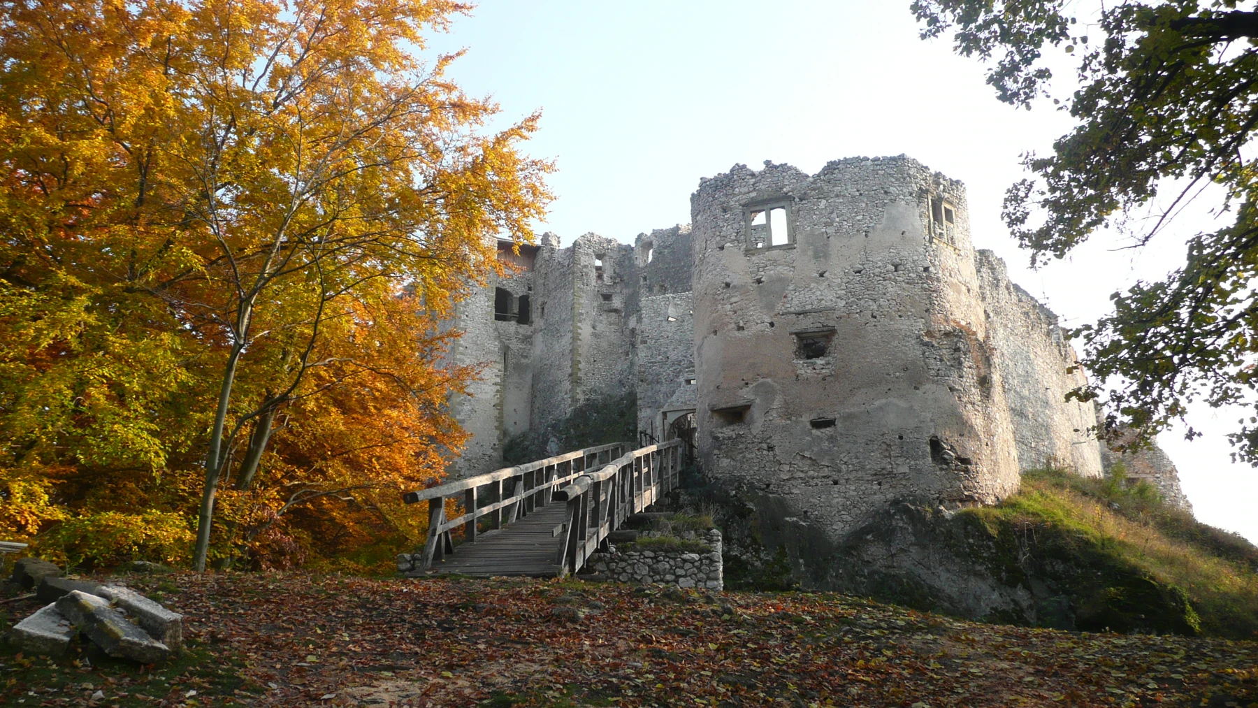 Uhrovský hrad v jesenných farbách pri Uhrovskom Podhradí