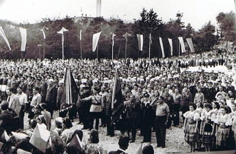 Dobový záber odhalenia pamätníka SNP na Jankovom vŕšku v roku 1951